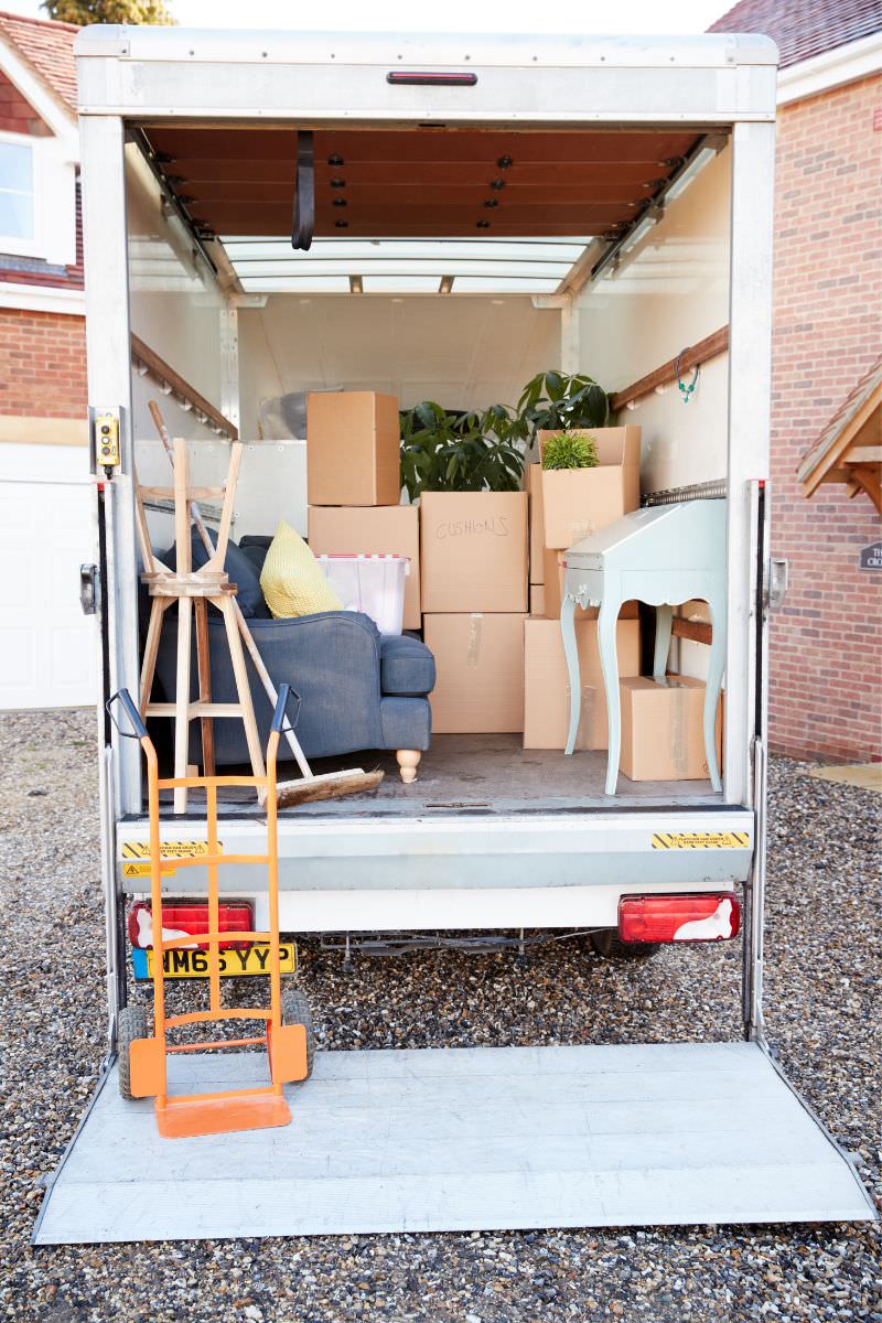 Umzugsunternehmen Görlitz Umzugsunternehmen Görlitz: Geöffneter Umzugs-LKW mit Kartons und Möbeln