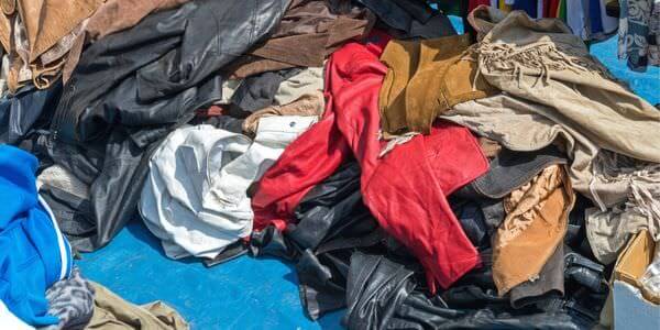 Entrümpelung in Görlitz: Berg aus Kleidung und Stoffen