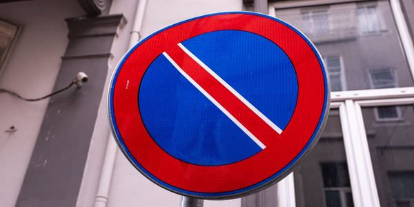 Halteverbotszone Görlitz: Halteverbotsschild an einer Hauswand