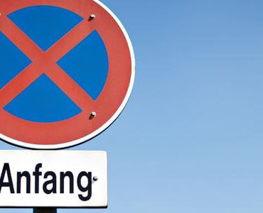 Parkverbot für den Umzug Halteverbotsschild mit Zusatzschild „Anfang“ – Parkverbot für den Umzug