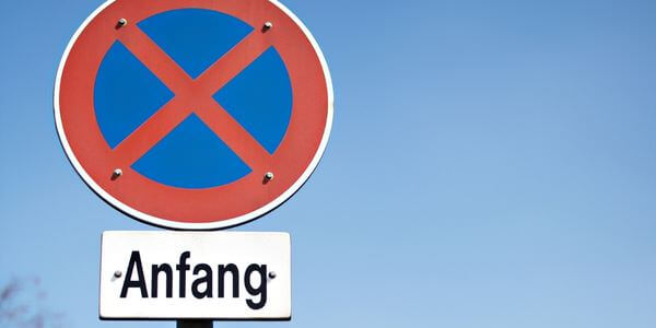 Halteverbotsschild mit Zusatzschild „Anfang“ – Halteverbotszone in Görlitz