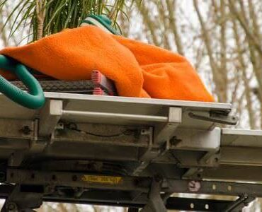 Möbellift in Görlitz Möbellift transportiert ein Bündel Bettzeug nach oben – Möbellift in Görlitz
