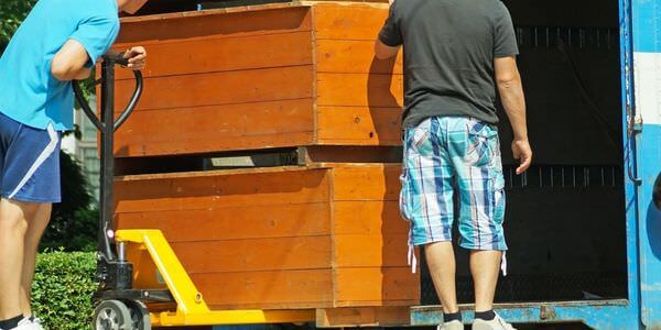 Möbellift Görlitz: Zwei Helfer tragen einen Holzschrank aus einem Lkw