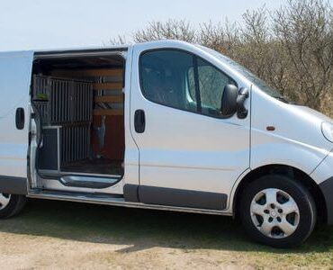 Transporter mieten in Görlitz Weißer Transporter mit geöffneter Schiebetür – Transporter mieten in Görlitz